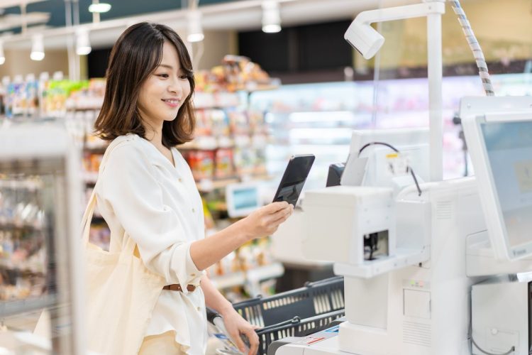 【スーパーのレジの並び方】B型は何も考えずスマホいじりながら O型は何度も列を並び替える ABはセルフ